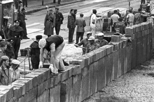Building the Berlin Wall in 1961