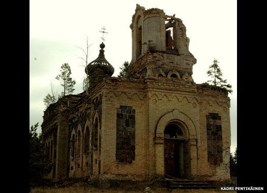 The ruined front entrance of Kuri Church