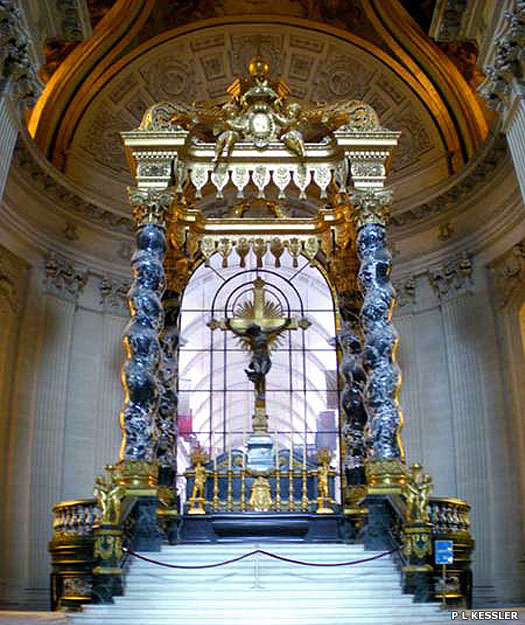 The altar in the Eglise du Dôme