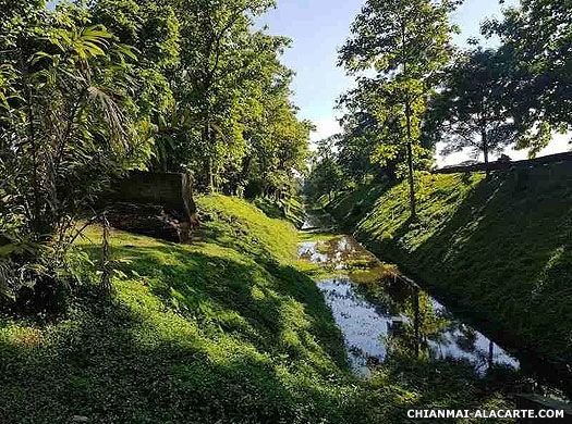 The moat and city wall of Chiang Saen